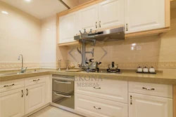 Ошхона бо countertop чӯбӣ дар дохили беж