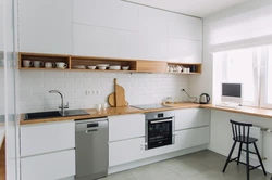 Ошхона бо countertop чӯбӣ дар дохили беж