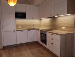 Ошхона бо countertop чӯбӣ дар дохили беж