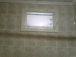 Дизайн кухни хрущевки с окном в ванную