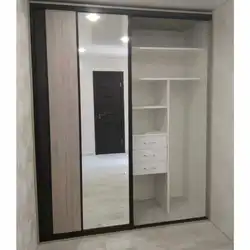 Kupe koridorining fotosuratiga qarang