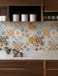 Mətbəx interyerində patchwork üslubunda plitələr