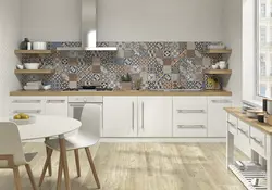 Oshxonaning ichki qismidagi patchwork uslubidagi plitkalar