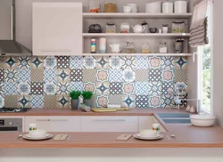 Mətbəx interyerində patchwork üslubunda plitələr