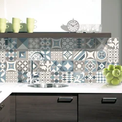 Mətbəx interyerində patchwork üslubunda plitələr