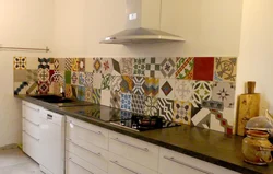 Сафолҳои сабки patchwork дар дохили ошхона