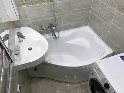 Шағын бұрыштық ванна бөлмелерінің фотосуреттері