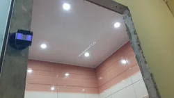 Точечные на потолке в ванной комнате фото