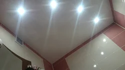 Кропкавыя на столі ў ванным пакоі фота