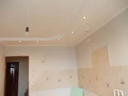 Үйдегі гипсокартоннан жасалған ас үйдегі төбелер фотосуреті