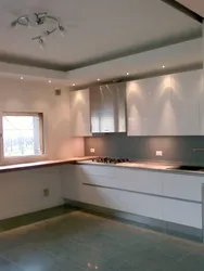 Үйдегі гипсокартоннан жасалған ас үйдегі төбелер фотосуреті
