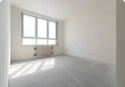 Kvartira ichidagi yangi bino fotosuratida oldingi tugatish qanday ko'rinadi