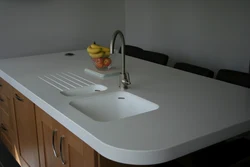 Countertop аз санги сунъӣ барои акси ошхона бо раковина