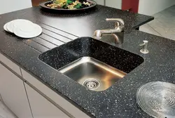 Countertop аз санги сунъӣ барои акси ошхона бо раковина