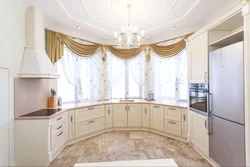 Тирезаи халиҷе дар дохили ошхона ҳуҷраи зиндагӣ