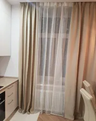 Müasir üslubda fotoşəkildə kiçik bir mətbəx üçün pərdələr