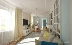 Bir pəncərə dizaynı olan qonaq otağı