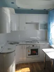 Тоңазытқыш фотосуреті бар шағын ас үйге арналған бұрыштық асүйлер 6 метр