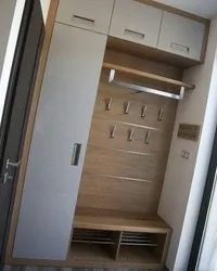 Koridordagi fotosuratda elektr panelini yashiring
