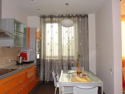 Böyük Bir Pəncərə Fotoşəkilində Mətbəxdə Pərdələr