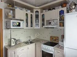 Muzlatgich fotosurati bilan Xrushchevdagi kichik oshxona uchun oshxona majmuasi