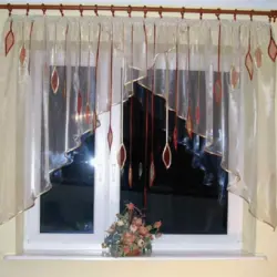 Kichkina oshxona fotosuratida deraza dekoratsiyasi