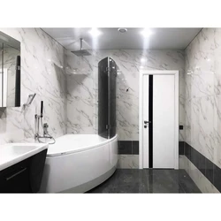Bath design with dark tiles on the floor