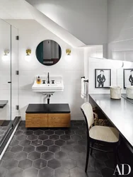 Bath design with dark tiles on the floor