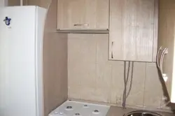 Oshxona dizayni Xrushchevdagi ustunli muzlatgichli 5m2