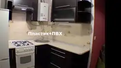 Oshxona dizayni Xrushchevdagi ustunli muzlatgichli 5m2