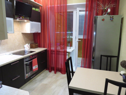 Balkon qapısı ilə mənzil dizayn mətbəx