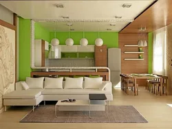 Mətbəx ilə birləşdirilmiş kiçik bir qonaq otağının daxili hissəsi