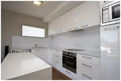 Ошхона бо countertops сафед ва акс раковина сафед