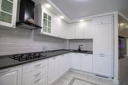 Ақ үстелшелер мен ақ раковина фотосуреті бар ас үйлер