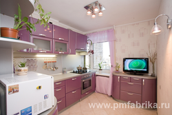 What color goes with pink in the kitchen interior photo