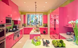 What color goes with pink in the kitchen interior photo