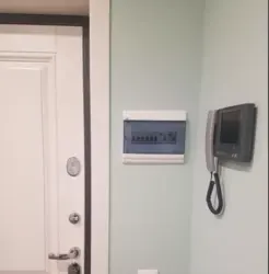 How to close an electrical panel in the hallway photo