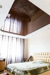 Yataq otağının foto dizaynında işıqlandırma ilə iki səviyyəli asma tavanlar
