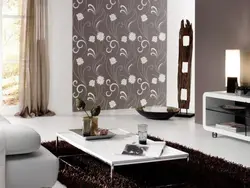 Bir mənzildə oturma otağının dizaynı yüngül divar kağızı ilə birləşdirilmişdir