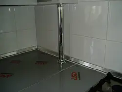 Зачыніць газавы шланг на кухні фота