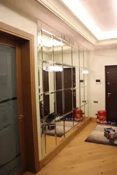 Зеркало в прихожей на всю стену интерьер