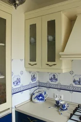 Фото кухни с гжелью