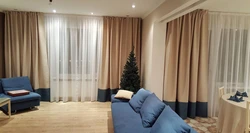 Жатын бөлмесінің фотосуретіндегі бежевый тұсқағаздар қандай перделер