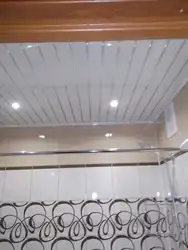 Vanna otağı fotoşəkilində tavanda plastik