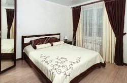 Пардаҳои хоб ва bedspread дар акс сабки ҳамон