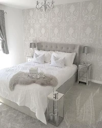 Light gray wallpaper in the bedroom interior