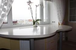 Терезе үстіндегі үстелі бар асүйлер фотосуреті