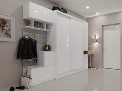 Oq mebel dizayni bilan koridor fotosurati