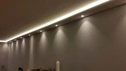 Қонақ бөлмесіндегі көтерілген төбе фотосы