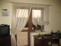 Пардаҳо барои ошхона бо дари балкон ва тиреза тарҳи замонавӣ